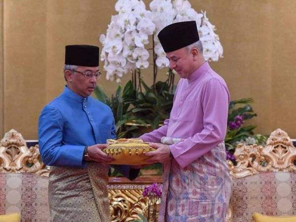 Al-Sultan Abdullah hari ini berkenan menerima Darjah Kerabat Diraja Yang Amat Dihormati Perak (DK) daripada Sultan Nazrin. - Foto Bernama