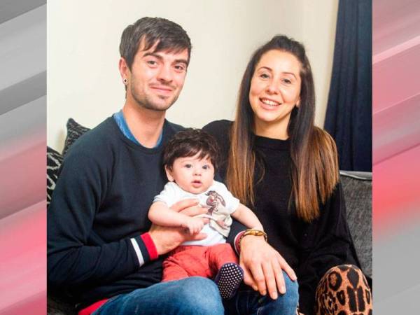 Oscar bersama ibu bapanya, Sara Morris dan Joshua Jones.