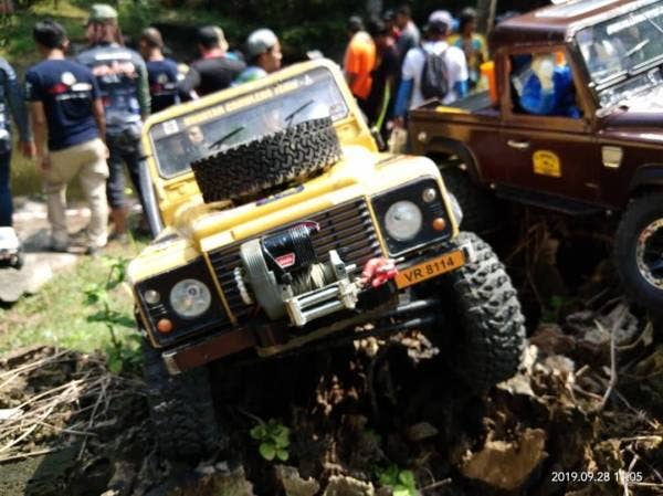 KERETA mini Remote Control (RC) Scale Crawler 4x4 adalah pacuan empat roda merangkak perlahan melepasi laluan berliku, berbatu serta struktur tanah yang tidak rata.
