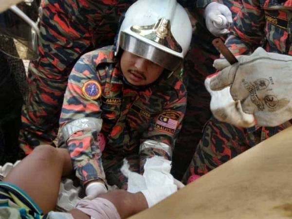 Bomba mengambil masa hampir satu jam untuk memotong batang paip.