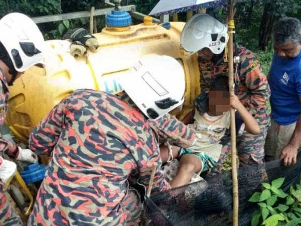 Mangsa diangkat untuk dibawa ke hospital berhampiran menaiki kenderaan EMRS bagi mengeluarkan kepala paip.