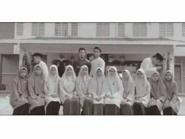 Momen sedih apabila satu persatu pelajar keluar dan pergi meninggalkan kumpulan tersebut.