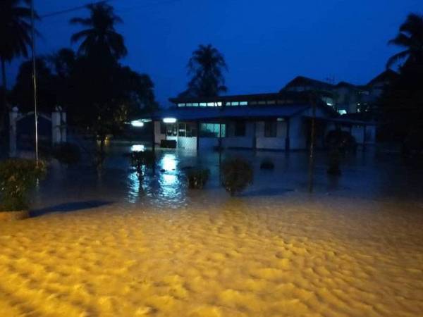 Beberapa rumah dinaiki air di Felda Tenang, Besut yang dirakam jam 7 pagi tadi. - Foto ihsan Angkatan Pertahanan Awam (APM)