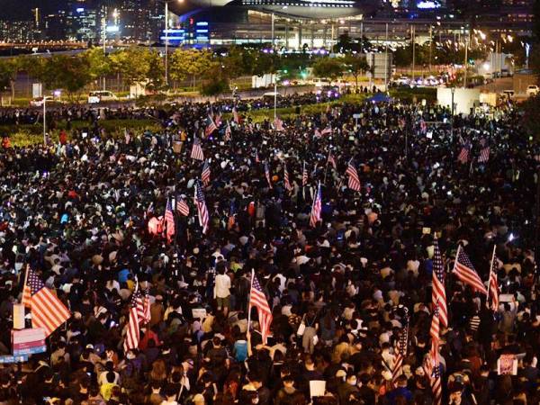 Penduduk berkumpul di Edinburgh Place di tengah Hong Kong selepas Presiden Amerika Syarikat, Donald Trump menandatangani undang-undang menyokong penunjuk perasaan.
- Foto AFP