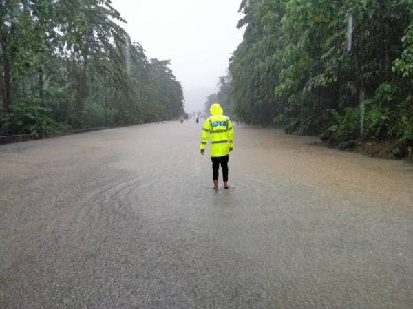 Jalan terpaksa ditutup selepas dinaiki air sedalam satu meter. -Foto IPD Hulu Terengganu