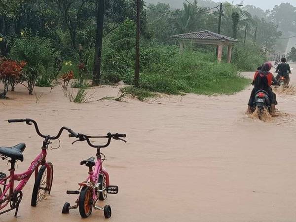 Keadaan jalan yang dinaiki air di Setiu. FOTO: Angkatan Pertahanan Awam (APM)