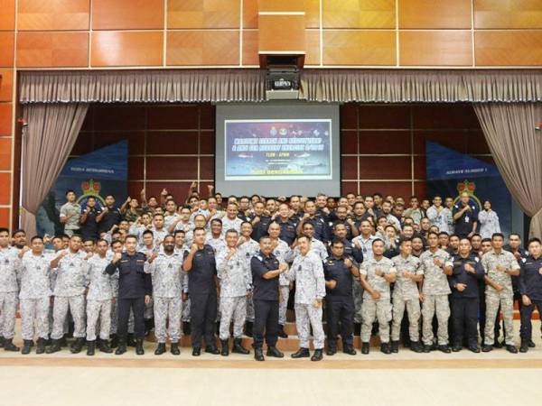 Amran ( depan, kiri) bersama pegawai dan anggota kedua-dua agensi yang mengambil bahagian pada eksesais yang berakhir, semalam.