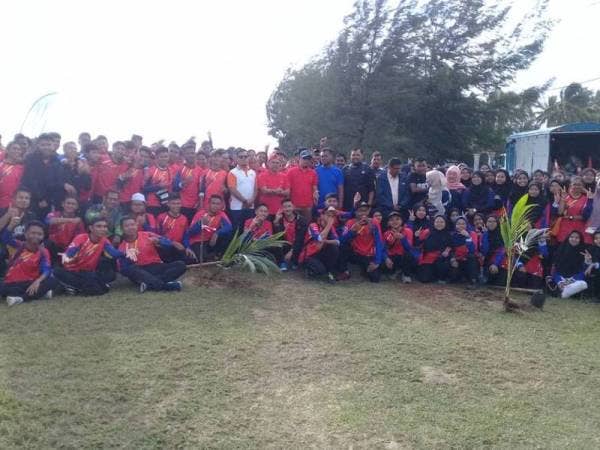 Kira-kira 450 peserta terlibat dalam Program Kelestarian Persisiran Pantai 2019 di Pantai Sepat di sini hari ini.