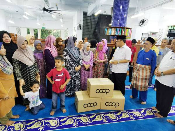 Seramai 50 asnaf kariah masjid menerima sumbangan barangan asas di bawah program Barang Asas 100 (BA100) di bawah inisiatif Angkasa.