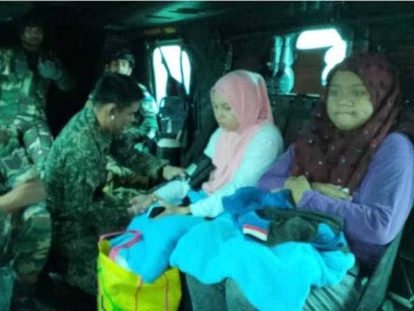 TUDM membawa dua wanita hamil dimana seorang daripadanya sedang mengalami kontraksi untuk bersalin dan seorang warga emas untuk ke Hospital Jerteh. FOTO: Ihsan TUDM