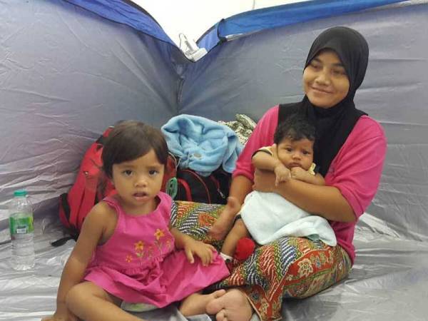 Zabedah bersama anaknya berusia dua bulan merasai pengalaman pertama tinggal di pusat pemindahan banjir.