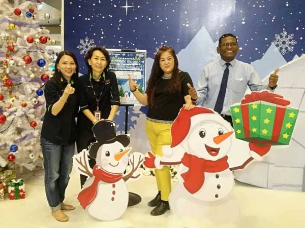 Shenny Sim (dua dari kiri) ketika sesi pelancaran Snow Rush Show di sini.