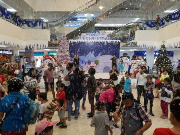 Orang ramai membanjiri ruang legar Seremban Prima ketika pelancaran Snow Rush Show.