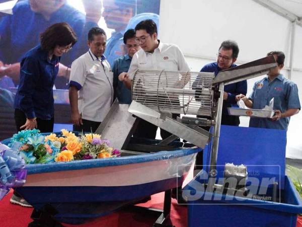 Tze Tzin melancarkan Sistem Penuaian Kerang Hidro sempena HPPNK 2019 semalam. - FOTO ZAHID IZZANI