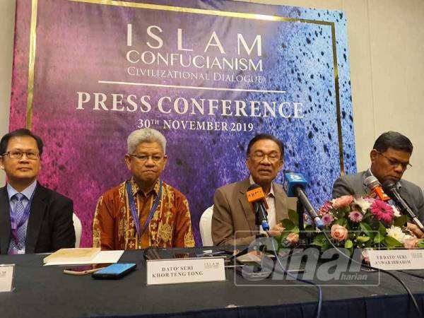 Anwar (dua dari kanan) ketika sidang media hari ini.