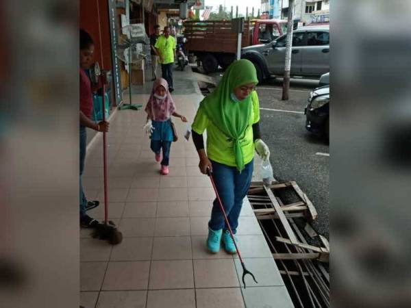 Sukarelawan yang terlibat mengutip puntung rokok di beberapa lokasi terlibat dalam kempen tersebut.