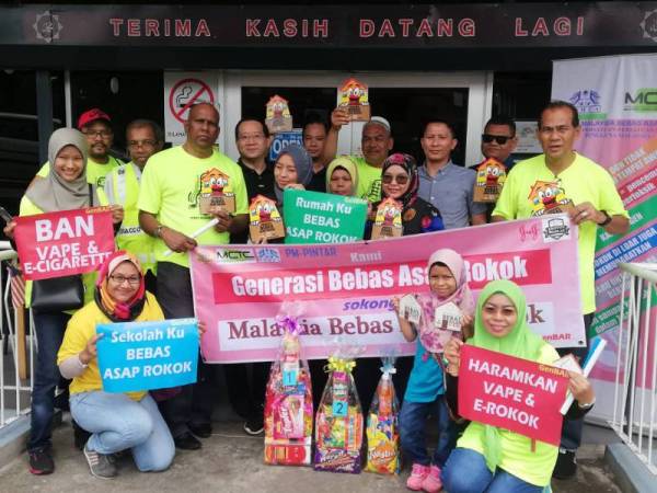 Muhammad Sha'ani (berdiri, tiga dari kiri) bersama sebahagian sukarelawan yang terlibat sempena kempen tersebut.