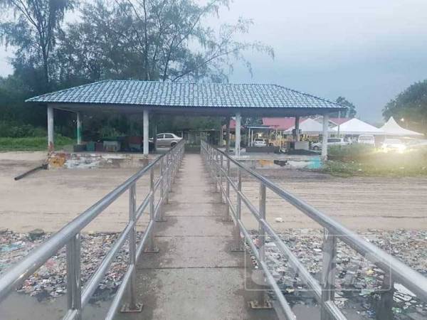 Jeti pendaratan ikan dicemari sampah sarap.