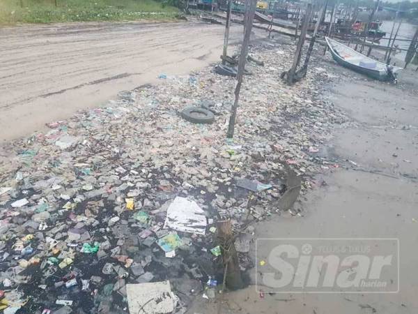 Keadaan sampah sarap yang memenuhi pantai menyesakkan pandangan mata.