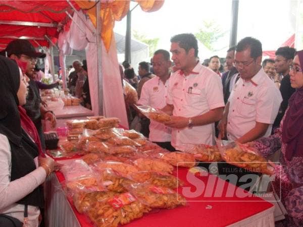 Radzi (tiga dari kanan) melawat reruai yang disediakan sempena Karnival Usahawan RISDA Peringkat Negeri Kelantan 2019 di Pengkalan Chepa, Kota Bharu semalam.