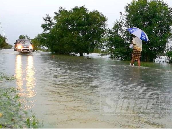 Empat jalan utama di Pasir Puteh terpaksa ditutup selepas ditenggelami banjir ekoran hujan lebat sejak semalam.