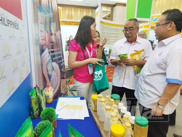 Produk minuman yang dipamerkan koperasi dari Filipina pada MACCOPS 2019 Edisi Ke-4 di Pusat Konvensyen Antarabangsa Persada Johor semalam.