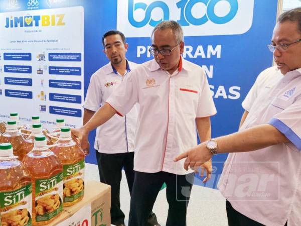 Pelbagai jenis barangan dijual pada harga lebih murah di bawah Program Bekalan Barang Asas BA100 untuk pengunjung MACCOPS 2019 Edisi Ke-4 di Pusat Konvensyen Antarabangsa Persada Johor semalam.