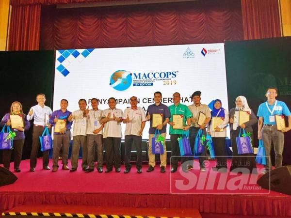 MACCOPS meraikan barisan syarikat penaja karnival yang menerima cenderahati disampaikan Muhammad Razman pada majlis perasmian penutup di Pusat Konvensyen Antarabangsa Persada Johor semalam.