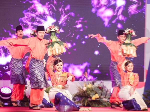 Malam Budaya dan Senitani yang menampilkan persembahan kebudayaan seperti zapin, puisi, sajak, syair, teater Menunggu Kata Dari Tuhan, angklung dan konsert. - FOTO ZAHID IZZANI