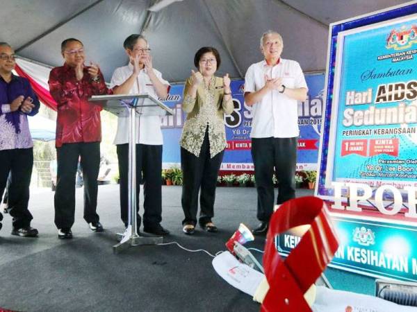 Boon Chye (kanan) merasmikan Sambutan Hari Aids Sedunia 2019 peringkat Kebangsaan di Ipoh hari ini.