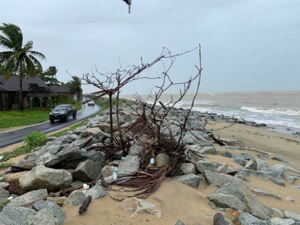 Kawasan pesisir Pantai Sabak menunjukkan keadaan ombak yang tinggi dan berbahaya untuk sebarang aktiviti laut sepanjang musim ini.