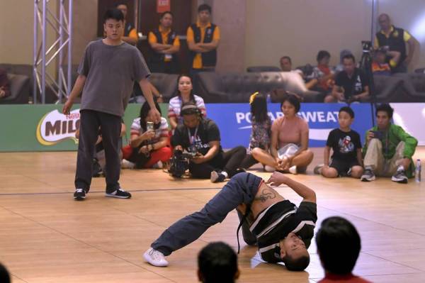 Atlet ‘dancesport’ negara Lego Sam Lee Jak ketika beraksi dalam acara breaking dance sempena Sukan Sea Filipina 2019 di Royce Hotel and Casino hari ini.
- Foto: Bernama