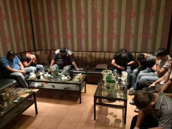 Antara pengunjung yang diperiksa dalam Op Club Rats 2.0 malam tadi.