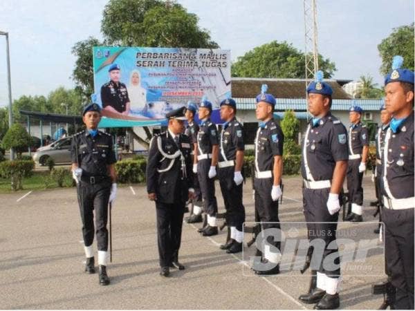 Mohd Yusof memeriksa perbarisan pada Majlis Serah Terima Tugas Komander PPM Wilayah Dua di Dataran Kawad, PPM Wilayah Dua, Johor Bahru di sini hari ini.