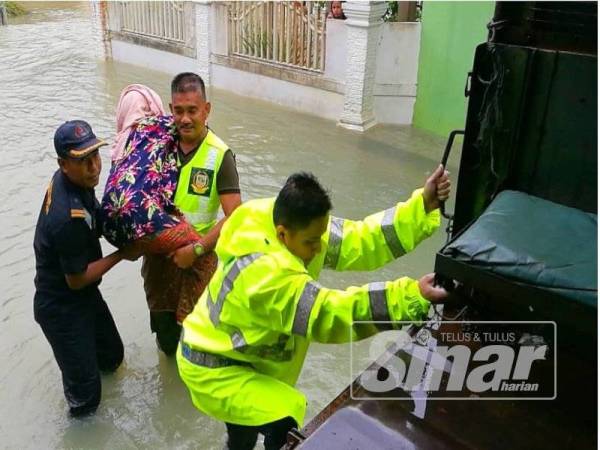 Anggota PDRM dan APMM saling berganding bahu menyelamatkan seorang warga emas.