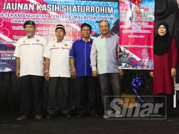 Abd Rahman (empat dari kiri) bergambar pada Majlis Perasmian Jalinan Kasih Silaturahim PVATM Cawangan Sabak Bernam di Sekin Resort di sini hari ini.