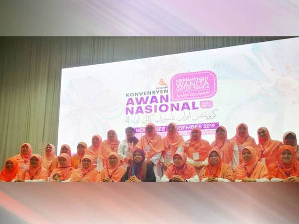 Atirah (tengah) mengetuai jawatankuasa Wanita Amanah Nasional bagi sesi baharu.