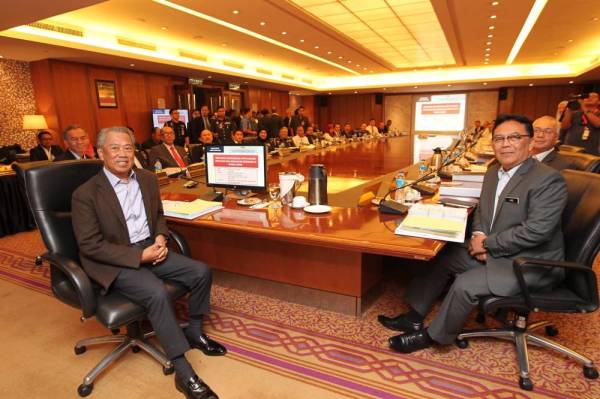 Muhyiddin (kiri) bersama anggota Jawatankuasa Penyelarasan Keputusan Bagi Menangani Kesesakan di Tambak Johor Bilangan 1 Tahun 2019.