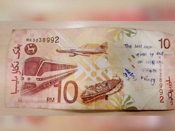 Hyza mencari pemilik duit ini.