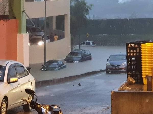 Kenderaan yang ditenggelami air akibat banjir kilat di kawasan Melaka Mall, Ayer Keroh.