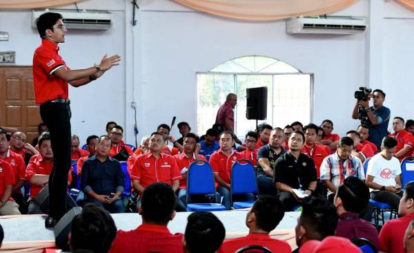 Syed Saddiq menyampaikan ceramah sempena Program Townhall Belia Negeri Sabah anjuran Armada Sabah di Dewan Wawasan Kampung Pimping Membakut hari ini. - Foto: Bernama
