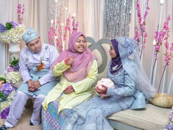 Siti Norasmawat satu-satunya adik-beradik yang boleh menguasai bahasa isyarat selepas diajar Siti Noorasmaliani (kanan).