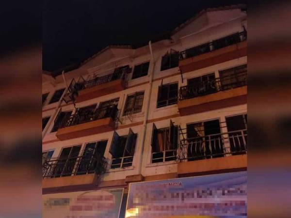 Tingkat satu rumah kedai empat tingkat di Taman Tampoi Indah yang terbakar malam tadi.