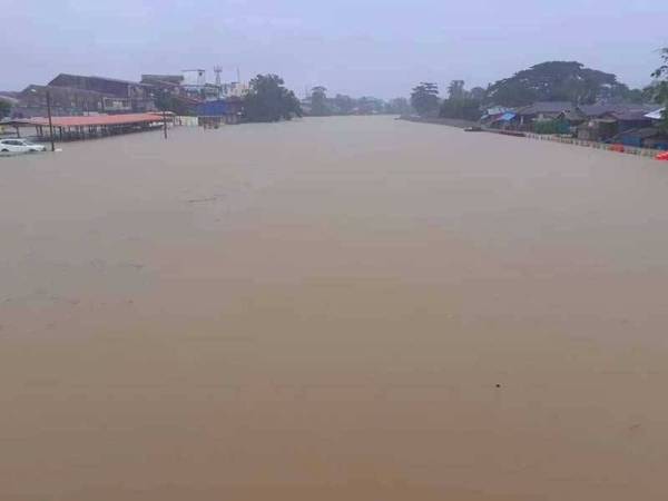 Keadaan air Sungai Golok yang melimpahi di kedua belah negara. - Foto ihsan pembaca