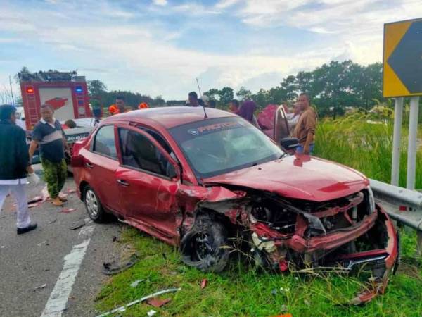 Salah satu kenderaan remuk teruk di bahagian hadapan. - Foto JBPM