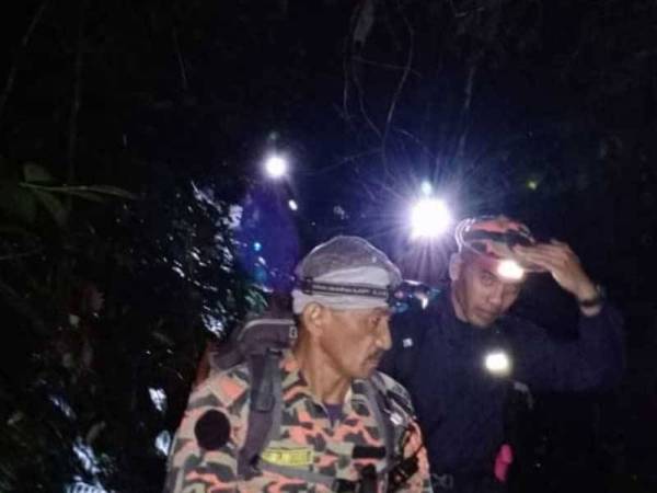 Seramai 26 pegawai dan anggota dari Balai Bomba dan Penyelamat Seremban, STORM, Multi Skill Team (Must) serta Pasukan Bomba Sukarela Pantai terlibat dalam SAR berkenaan. - Foto JBPM