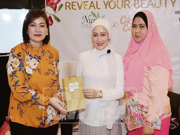 CORINA (kiri) menyampaikan cenderahati kepada Ann Karim (tengah) dan Cikgu Fadhilah pada bengkel kecantikan Revel Your Beauty Nurish Organic x Cikguku Cantik GPS Bestari di Kuala Lumpur baru-baru ini. 
