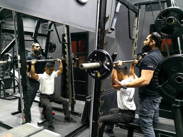 MURAD (kanan) yang juga Pemilik Gim Exclusive Fitnesz berkongsi tip buat pembaca e-Trend.