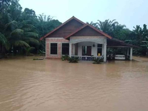Keadaan rumah Siti Nur Anifeasila di Kampung Mat Noor ketika banjir lumpur berlaku petang semalam.