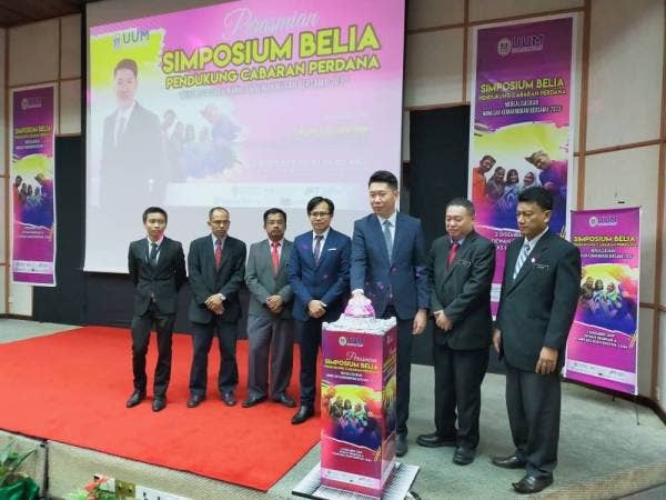 Tze Min (tiga dari kanan) menyempurnakan pelancaran program Simposium Belia Pendukung Cabaran Perdana: Merealisasikan Wawasan Kemakmuran Bersama 2030 di Pusat Konvokesyen Universiti Utara Malaysia (UUM) di sini hari ini.